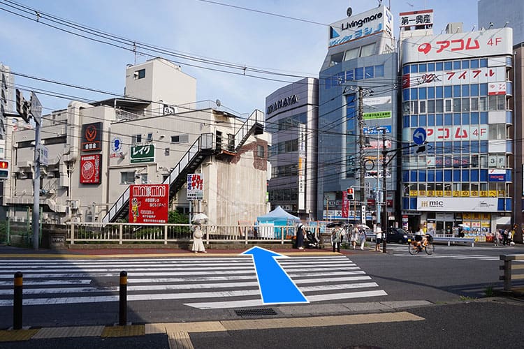 横断歩道を渡ります。